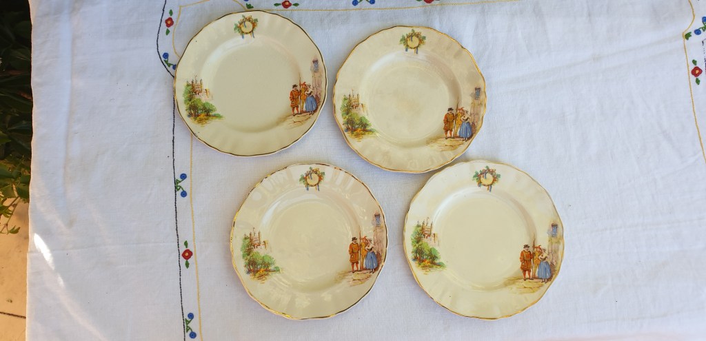 4 Side Plates; The Yeomen of the&nbsp;Guard